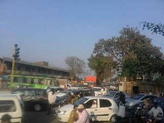 A victim of driving in encroachment at Nana Patil Chowk | नाना पाटील चौकातील अतिक्रमणं घेताहेत वाहनचालकांचा बळी A victim of driving in encroachment at Nana Patil Chowk | नाना पाटील चौकातील अतिक्रमणं घेताहेत वाहनचालकांचा बळी