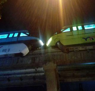 VIDEO: Mono collides with one on one track in Chembur | VIDEO: चेंबूरमध्ये एकाच ट्रॅकवर आल्याने मोनोची एकमेकांना टक्कर