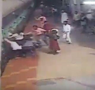 VIDEO: The chimneys survived by train | VIDEO: रेल्वेखाली येऊनही वाचला चिमुरड्याचा जीव