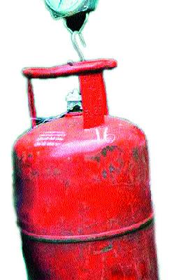 The cylinders will have to give weight! | सिलिंडरचे वजन करून द्यावेच लागणार!