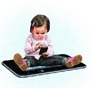 Mobile addiction is life threatening | मोबाईलचे व्यसन होतेय जीवघेणे Mobile addiction is life threatening | मोबाईलचे व्यसन होतेय जीवघेणे