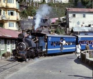 Gorkhaland Movement: Toy Train Station Colored | गोरखालॅंड आंदोलनः टॉय ट्रेन स्टेशन पेटवले Gorkhaland Movement: Toy Train Station Colored | गोरखालॅंड आंदोलनः टॉय ट्रेन स्टेशन पेटवले
