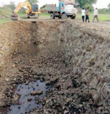 Minor mining theft in Digai (Honade) is a neglect of revenue | दिघी (होणाडे) येथील गौण खनिज चोरीकडे महसूलचे दुर्लक्ष