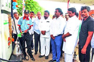 Now check the filter quality through the filter paper | आता फिल्टर पेपरद्वारे तपासा इंधनाचा दर्जा Now check the filter quality through the filter paper | आता फिल्टर पेपरद्वारे तपासा इंधनाचा दर्जा