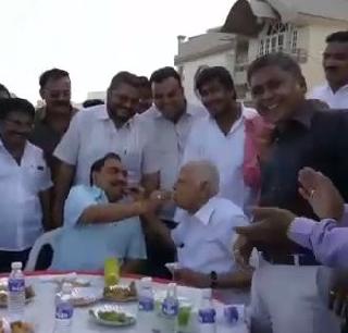 Video: 7 years later! Sureshdada and Eknath Khadseni shared each other | Video: 7 साल बाद! सुरेशदादा व एकनाथ खडसेंनी एकमेकांना भरवली भजी Video: 7 years later! Sureshdada and Eknath Khadseni shared each other | Video: 7 साल बाद! सुरेशदादा व एकनाथ खडसेंनी एकमेकांना भरवली भजी