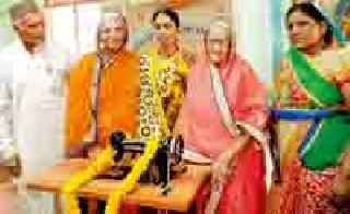 The path of self-reliance shown from the sewing panels | शिवणकलेतून दाखविला आत्मनिर्भरतेचा मार्ग The path of self-reliance shown from the sewing panels | शिवणकलेतून दाखविला आत्मनिर्भरतेचा मार्ग