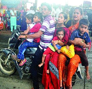 Traffic rules from two-wheelers on Dham | दुचाकीस्वारांकडून वाहतूक नियम धाब्यावर Traffic rules from two-wheelers on Dham | दुचाकीस्वारांकडून वाहतूक नियम धाब्यावर