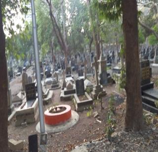 The burial grounds in Goa | गोव्यात दफनभूमीची तोडफोड The burial grounds in Goa | गोव्यात दफनभूमीची तोडफोड