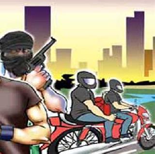In Pune, a bootload of 23 lakh looted the petrol pump worker | पुण्यात पेट्रोलपंप कामगाराला मारहाण करून 23 लाखांची लूट