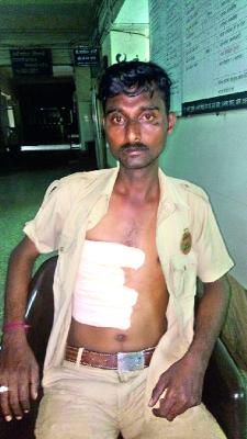 ST driver aback | एसटी चालकास बेदम मारहाण ST driver aback | एसटी चालकास बेदम मारहाण