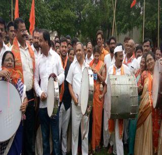 Jalgaon district bank vice president said Dhol | जळगावात जिल्हा बॅँक उपाध्यक्षांनी वाजविला बॅँकेसमोर ढोल Jalgaon district bank vice president said Dhol | जळगावात जिल्हा बॅँक उपाध्यक्षांनी वाजविला बॅँकेसमोर ढोल