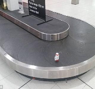 When the air passenger is checked in the beer can ... | विमानतळावर प्रवाशाकडून बियर कॅन चेक इन करण्यात येते तेव्हा... When the air passenger is checked in the beer can ... | विमानतळावर प्रवाशाकडून बियर कॅन चेक इन करण्यात येते तेव्हा...