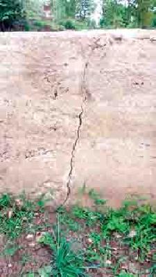 Within one and a half years the mansion collapsed | दीड वर्षांत बंधाऱ्याला पडल्या भेगा