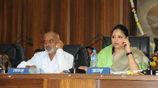 Aggressive talk from the vacant seats in the Zilla Parishad | कोल्हापूर जिल्हा परिषदेत रिक्त जागांवरून आक्रमक चर्चा