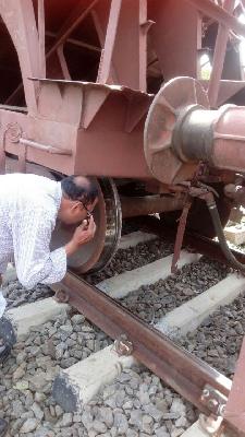 The train carriage collapsed near Kurum railway station | कुरूम रेल्वेस्थानकाजवळ मालगाडीचा डबा घसरला