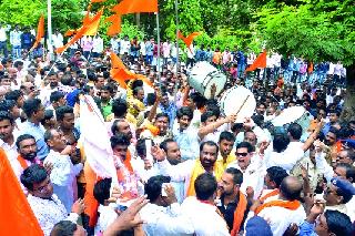 Shiv Sena plays 'Dhol' | शिवसेनेने वाजविले ‘ढोल’ Shiv Sena plays 'Dhol' | शिवसेनेने वाजविले ‘ढोल’
