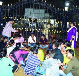 Violence against the Vishal Bharati's Vice-Chancellor | छात्रभारतीचा कुलगुरूंच्या घरावर हल्लाबोल Violence against the Vishal Bharati's Vice-Chancellor | छात्रभारतीचा कुलगुरूंच्या घरावर हल्लाबोल