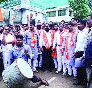 Shivsena's Dhol Bajao movement | शिवसेनेचे ढोल बजाओ आंदोलन Shivsena's Dhol Bajao movement | शिवसेनेचे ढोल बजाओ आंदोलन