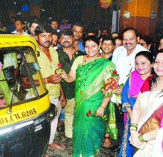 Senchi Gandhigiri to discipline the autorickshaw drivers | रिक्षाचालकांना शिस्त लावण्यासाठी सेनेची गांधीगिरी Senchi Gandhigiri to discipline the autorickshaw drivers | रिक्षाचालकांना शिस्त लावण्यासाठी सेनेची गांधीगिरी