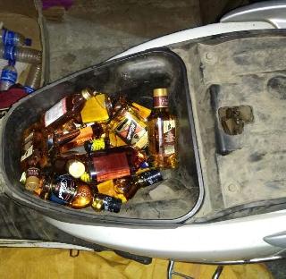 The liquor baron from the scooter trunk, | स्कूटरच्या डिक्कीतून दारुची चोरटी वाहतूक करणारा जेरबंद The liquor baron from the scooter trunk, | स्कूटरच्या डिक्कीतून दारुची चोरटी वाहतूक करणारा जेरबंद