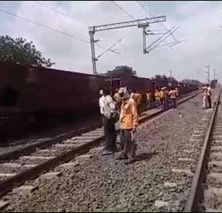 Video: A cargo track was crushed at Kurum, Akola | Video: अकोल्याच्या कुरूम येथे मालगाडी रुळावरुन घसरली Video: A cargo track was crushed at Kurum, Akola | Video: अकोल्याच्या कुरूम येथे मालगाडी रुळावरुन घसरली