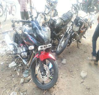 Cars burnt to the unknown in Aurangabad | औरंगाबादमध्ये अज्ञातांना जाळल्या गाड्या Cars burnt to the unknown in Aurangabad | औरंगाबादमध्ये अज्ञातांना जाळल्या गाड्या