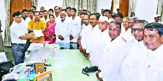 Criminalize employees with kirtmates | खरमाटेंसह कर्मचाऱ्यांवर फौजदारी करा Criminalize employees with kirtmates | खरमाटेंसह कर्मचाऱ्यांवर फौजदारी करा