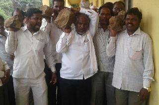 House for grants | घरकुल अनुदानासाठी अधिका-याच्या दालनात टाकले दगड House for grants | घरकुल अनुदानासाठी अधिका-याच्या दालनात टाकले दगड