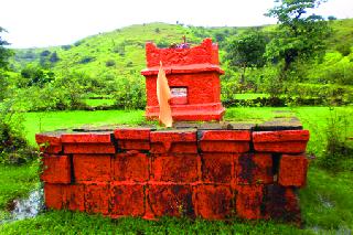 Samadhi of the heroic father of Lord Shiva | वीर बाजीप्रभूंची समाधी शिवपे्रमींच्या नजरेआड Samadhi of the heroic father of Lord Shiva | वीर बाजीप्रभूंची समाधी शिवपे्रमींच्या नजरेआड