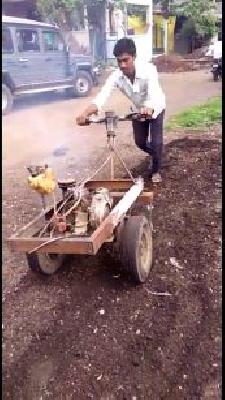 Farmer made from old automotive rickshaw | रिक्षाच्या जुन्या इंजीनपासून बनविले शेती अवजार Farmer made from old automotive rickshaw | रिक्षाच्या जुन्या इंजीनपासून बनविले शेती अवजार