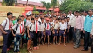 Lock locks in school for teachers | शिक्षकांसाठी शाळेला ठोकले कुलूप Lock locks in school for teachers | शिक्षकांसाठी शाळेला ठोकले कुलूप