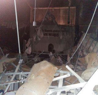 The roof of the KDMC's building, not a casualty | केडीएमसीच्या सभागृहाचे कोसळले छत, जीवितहानी नाही The roof of the KDMC's building, not a casualty | केडीएमसीच्या सभागृहाचे कोसळले छत, जीवितहानी नाही