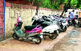 Pavement used for parking | फुटपाथचा वापर पार्किंगसाठी Pavement used for parking | फुटपाथचा वापर पार्किंगसाठी