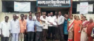 Angry Sena activists hit the office | संतप्त शिवसैनिकांची वीज कार्यालयावर धडक Angry Sena activists hit the office | संतप्त शिवसैनिकांची वीज कार्यालयावर धडक