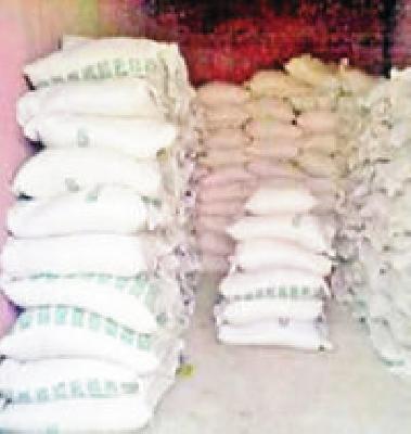 Do not pay extra for the fertilizer | खतासाठी जादा पैसे देऊ नका Do not pay extra for the fertilizer | खतासाठी जादा पैसे देऊ नका