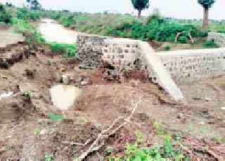 Due to the construction of the dam, the water is drained | बंधाऱ्याच्या निकृष्ठ बांधकामामुळे पाणी गेले वाहून Due to the construction of the dam, the water is drained | बंधाऱ्याच्या निकृष्ठ बांधकामामुळे पाणी गेले वाहून