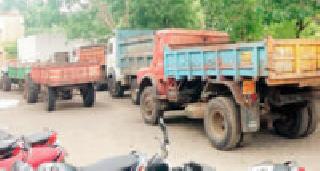 8 lakh penalty for 40 vehicles | ४० वाहनांना आठ लाख दंड 8 lakh penalty for 40 vehicles | ४० वाहनांना आठ लाख दंड