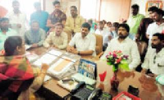 Gandhinagar under Youth Congress Corporation | युवक काँग्रेसची पालिकेत गांधीगिरी Gandhinagar under Youth Congress Corporation | युवक काँग्रेसची पालिकेत गांधीगिरी