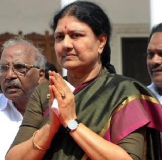 The accused accused of bribeing of VIPs in the jail, and bribe of Rs. 2 crores | कारागृहात शशिकलांचा व्हीआयपी थाट, 2 कोटींची लाच दिल्याचा आरोप The accused accused of bribeing of VIPs in the jail, and bribe of Rs. 2 crores | कारागृहात शशिकलांचा व्हीआयपी थाट, 2 कोटींची लाच दिल्याचा आरोप