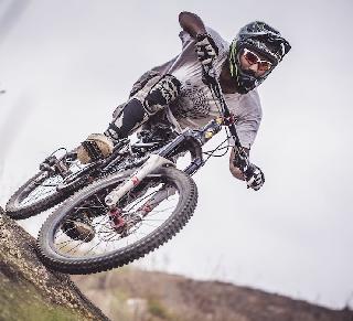 Ajay Padwal, who teaches Salman's stunt stunt | सलमानला सायकलिंगचे स्टंट शिकवणा-या अजय पडवळचा मृत्यू Ajay Padwal, who teaches Salman's stunt stunt | सलमानला सायकलिंगचे स्टंट शिकवणा-या अजय पडवळचा मृत्यू