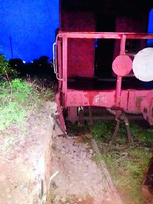 The cargo track collapsed! | मालगाडीच्या गार्डचा डबा रुळावरून घसरला!