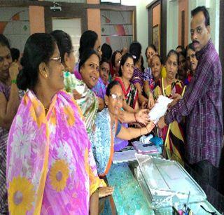 Women's Front for Roads, Drains in Chopda | चोपडय़ात रस्ते, गटारींसाठी महिलांचा मोर्चा Women's Front for Roads, Drains in Chopda | चोपडय़ात रस्ते, गटारींसाठी महिलांचा मोर्चा