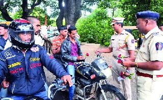 'Gandhigiri' for police helmet | पोलिसांची हेल्मेटसाठी ‘गांधीगिरी’