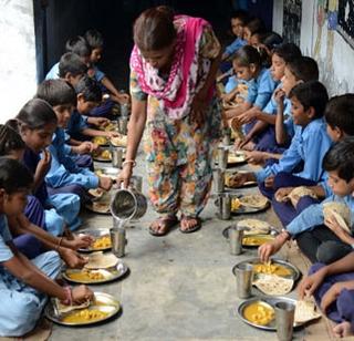 New dispute from mid-day meal contract | मध्यान्ह भोजन कंत्राटावरून नवा वाद New dispute from mid-day meal contract | मध्यान्ह भोजन कंत्राटावरून नवा वाद