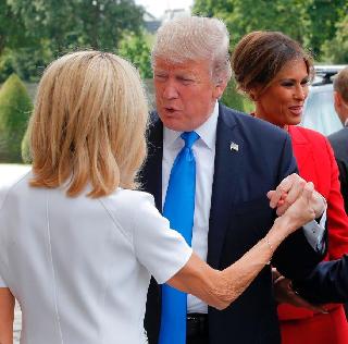 VIDEO: The figure of France's First Lady is called trump ... | VIDEO : फ्रान्सच्या फस्ट लेडीच्या फिगरला ट्रम्प म्हणतात... VIDEO: The figure of France's First Lady is called trump ... | VIDEO : फ्रान्सच्या फस्ट लेडीच्या फिगरला ट्रम्प म्हणतात...