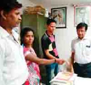 Two lakhs given by the bank, instead of two lakhs of bidrols | बँकेने दिला दोन हजारांऐवजी दोन लाखांचा विड्रॉल Two lakhs given by the bank, instead of two lakhs of bidrols | बँकेने दिला दोन हजारांऐवजी दोन लाखांचा विड्रॉल