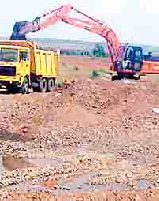 Illegal mining of minor minerals in the Wadki area | वडकी परिसरात गौण खनिजाचे अवैध उत्खनन Illegal mining of minor minerals in the Wadki area | वडकी परिसरात गौण खनिजाचे अवैध उत्खनन