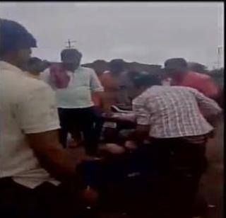 Gorkhara gave BJP worker a breathtaking tip | गोरक्षकांनी भाजपा कार्यकर्त्यालाच दिला बेदम चोप Gorkhara gave BJP worker a breathtaking tip | गोरक्षकांनी भाजपा कार्यकर्त्यालाच दिला बेदम चोप