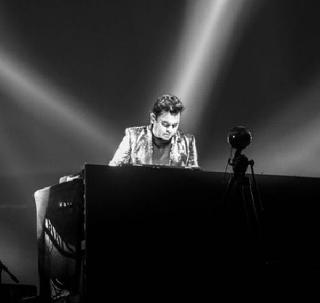 "Hindi" fans angry with AR Rahman's "Tamil" concert | ए आर रेहमानच्या "तामिळ" कॉन्सर्टमुळे "हिंदी" चाहते नाराज "Hindi" fans angry with AR Rahman's "Tamil" concert | ए आर रेहमानच्या "तामिळ" कॉन्सर्टमुळे "हिंदी" चाहते नाराज