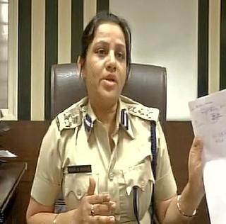 On the women police officer who exposed the VIP behavior of the girls, the injustice is only on | शशिकलांची व्हीआयपी वागणूक उघड करणा-या महिला पोलीस अधिका-यावरच अन्याय On the women police officer who exposed the VIP behavior of the girls, the injustice is only on | शशिकलांची व्हीआयपी वागणूक उघड करणा-या महिला पोलीस अधिका-यावरच अन्याय